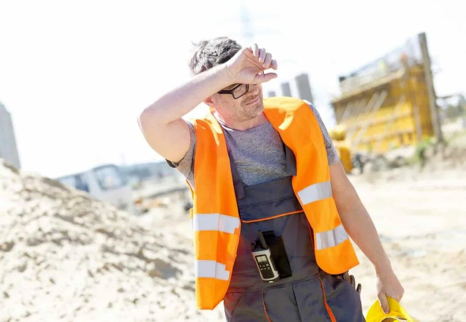 Слесарь победил работодателя: суд признал его действия правомерными в условиях невыносимой жары