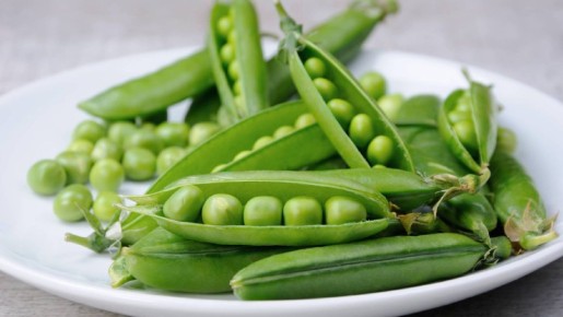 Не выбрасывайте несладкий зеленый горошек: вот как приготовить из него вкусный гарнир