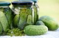 Вылить огуречный маринад? 9 способов применения, о которых знают опытные хозяйки