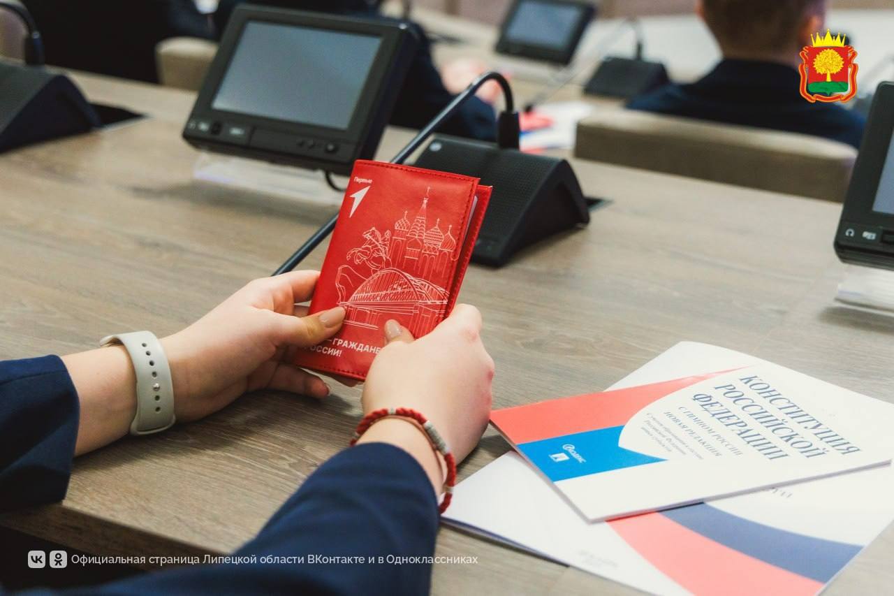 Первые паспорта лучшим школьникам вручил Игорь Артамонов Первые паспорта лучшим школьникам вручил Игорь Артамонов