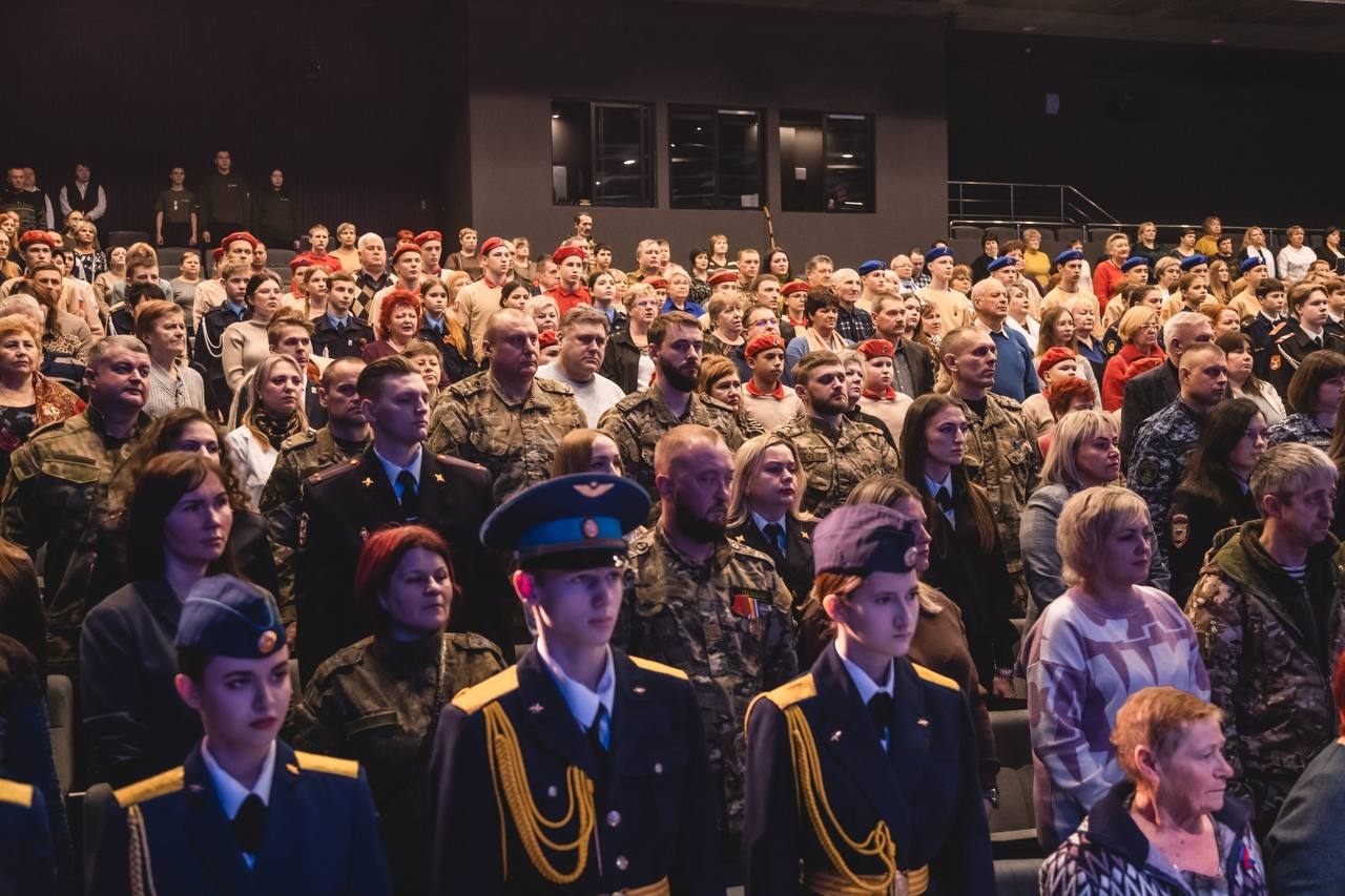 Сотрудники СК России по Липецкой области приняли участие в мероприятии, посвящённом Дню Героев Отечества Сотрудники СК России по Липецкой области приняли участие в мероприятии, посвящённом Дню Героев Отечества