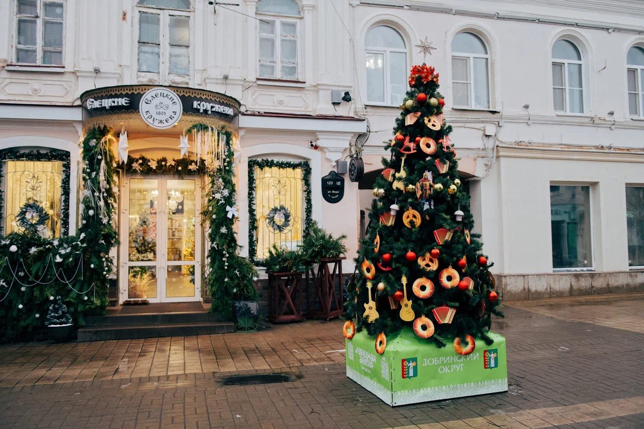 Сдобными бубликами украсили добринскую новогоднюю красавицу в Ельце, где в этом году пройдёт фестиваль «Ёлки Липецкой земли» Сдобными бубликами украсили добринскую новогоднюю красавицу в Ельце, где в этом году пройдёт фестиваль «Ёлки Липецкой земли»