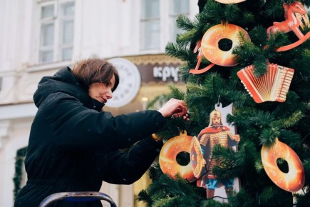 Сдобными бубликами украсили добринскую новогоднюю красавицу в Ельце, где в этом году пройдёт фестиваль «Ёлки Липецкой земли»