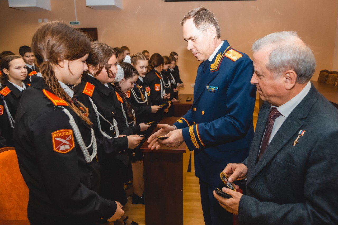В День Конституции липецкие кадеты и юнармейцы приняли клятву и получили шевроны СК России В День Конституции липецкие кадеты и юнармейцы приняли клятву и получили шевроны СК России