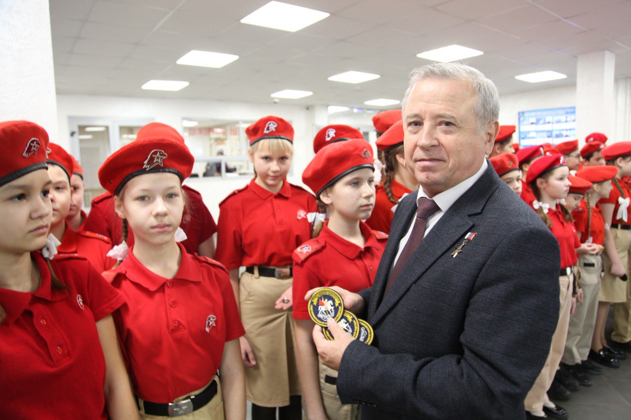 В День Конституции липецкие кадеты и юнармейцы приняли клятву и получили шевроны СК России В День Конституции липецкие кадеты и юнармейцы приняли клятву и получили шевроны СК России