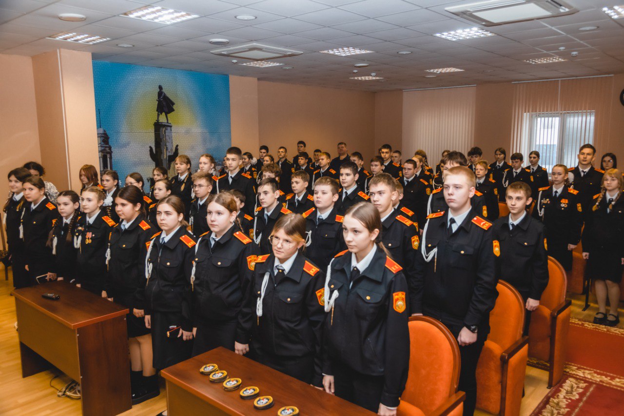 В День Конституции липецкие кадеты и юнармейцы приняли клятву и получили шевроны СК России В День Конституции липецкие кадеты и юнармейцы приняли клятву и получили шевроны СК России