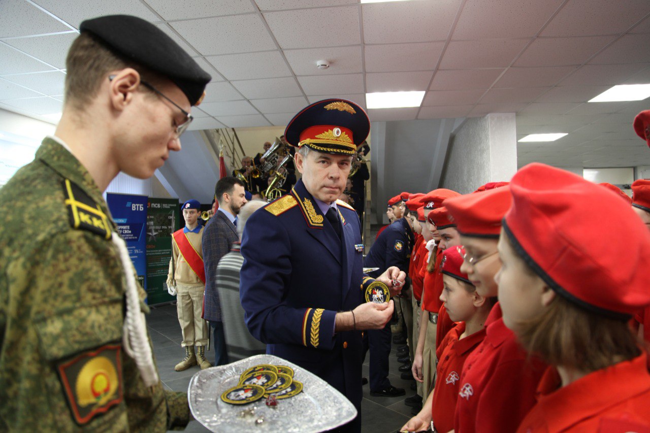 В День Конституции липецкие кадеты и юнармейцы приняли клятву и получили шевроны СК России В День Конституции липецкие кадеты и юнармейцы приняли клятву и получили шевроны СК России