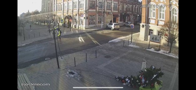 Ветер снёс несколько новогодних ёлок и инсталляцию «Новогодний фонарь» в Ельце