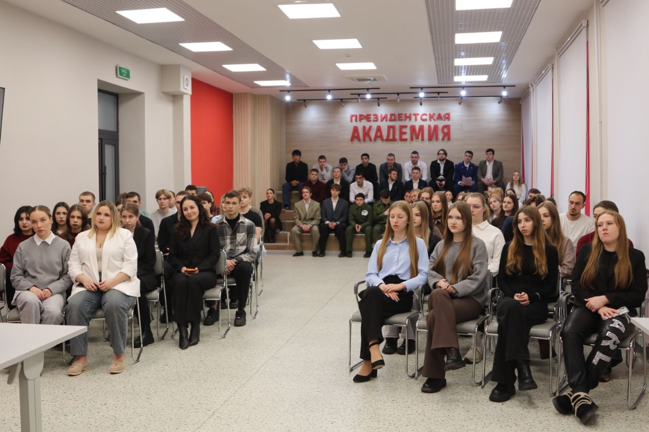 В День Конституции Российской Федерации прокурор Липецкой области Геннадий Анисимов встретился со студентами Липецкого филиала Президентской академии (РАНХиГС) В День Конституции Российской Федерации прокурор Липецкой области Геннадий Анисимов встретился со студентами Липецкого филиала Президентской академии (РАНХиГС)