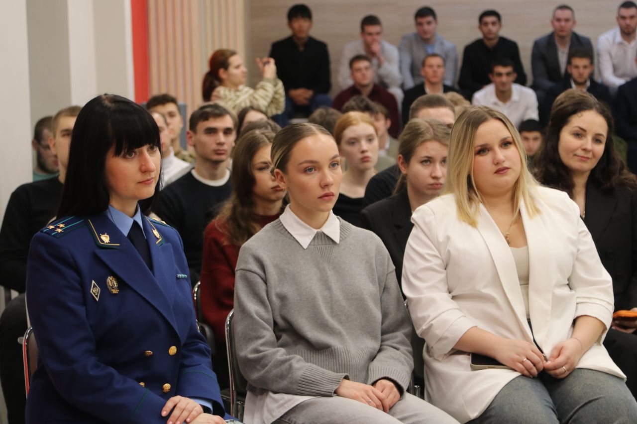 В День Конституции Российской Федерации прокурор Липецкой области Геннадий Анисимов встретился со студентами Липецкого филиала Президентской академии (РАНХиГС) В День Конституции Российской Федерации прокурор Липецкой области Геннадий Анисимов встретился со студентами Липецкого филиала Президентской академии (РАНХиГС)
