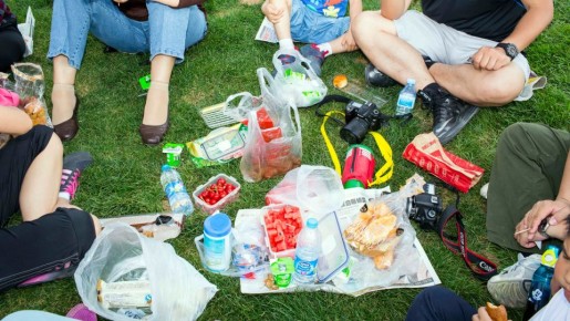Не тратьте деньги на мини-холодильник: в жару на пикнике выручит этот кухонный предмет