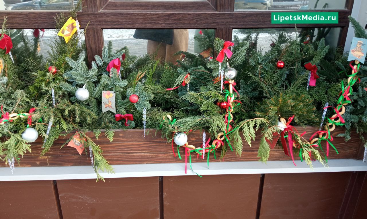 Как в Липецке украшают витрины и магазины к Новому году Как в Липецке украшают витрины и магазины к Новому году