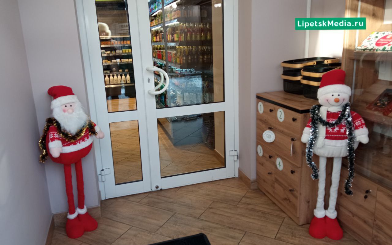 Как в Липецке украшают витрины и магазины к Новому году Как в Липецке украшают витрины и магазины к Новому году