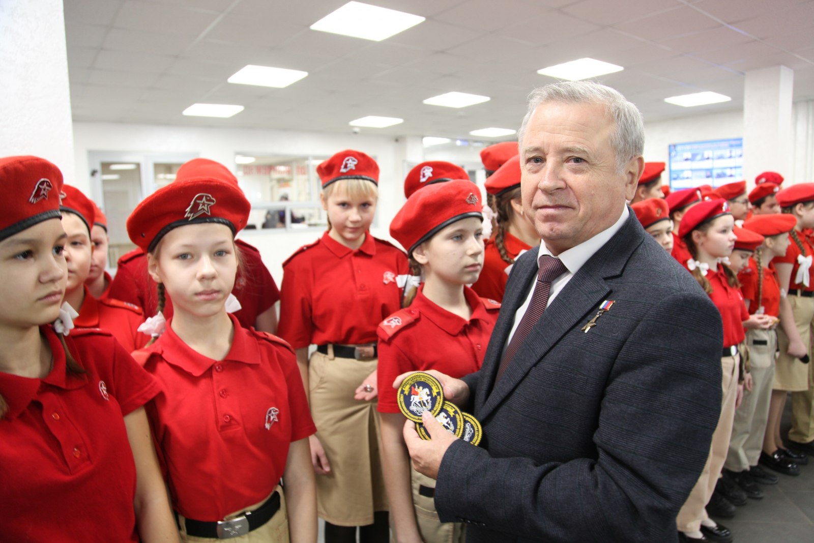 Вице-спикер облсовета Владимир Богодухов посвятил школьников в кадеты и юнармецы Вице-спикер облсовета Владимир Богодухов посвятил школьников в кадеты и юнармецы