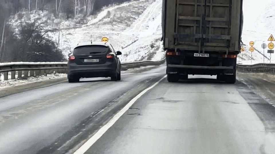 За два дня липецкие автоинспекторы выявили больше пятидесяти нарушений ПДД, связанных с выездом на полосу встречного движения