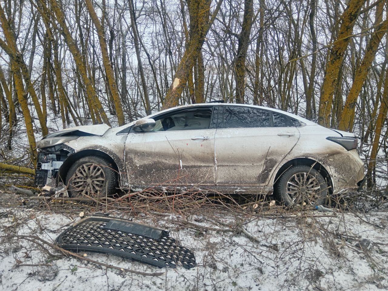 Добринские автоинспекторы устанавливают обстоятельства дорожно-транспортного происшествия, в котором пострадала девушка-водитель