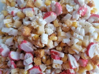 Салат с крабовыми палочками и кукурузой: простой рецепт для любого стола