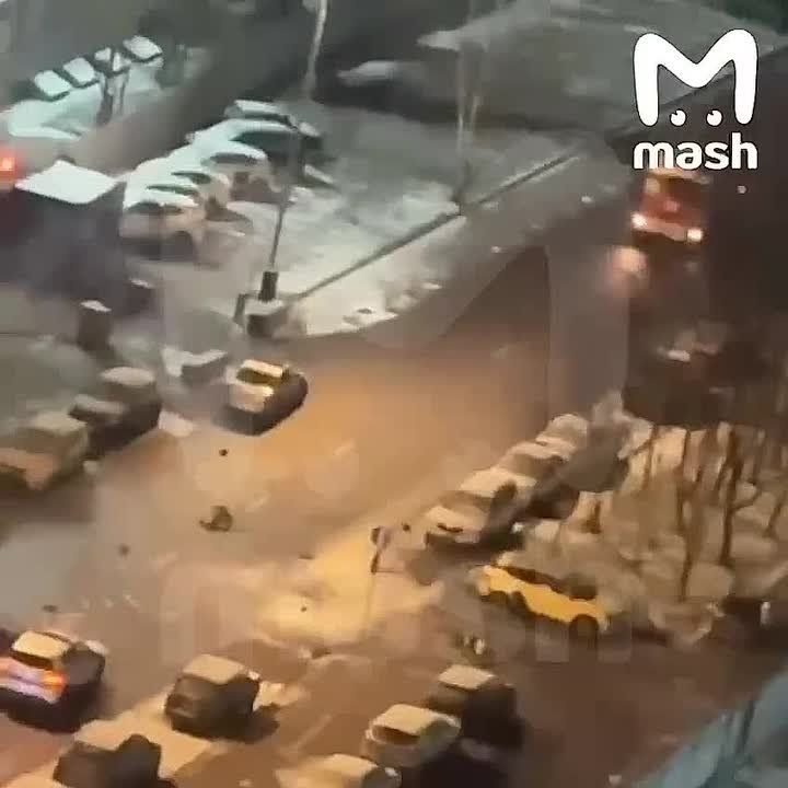 Взорвалась машина на Ясеневой улице на юге Москвы, — Mash