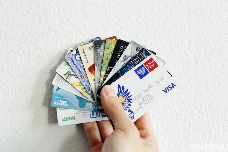 В России предлагают ограничить количество банковских карт до 10 на человека