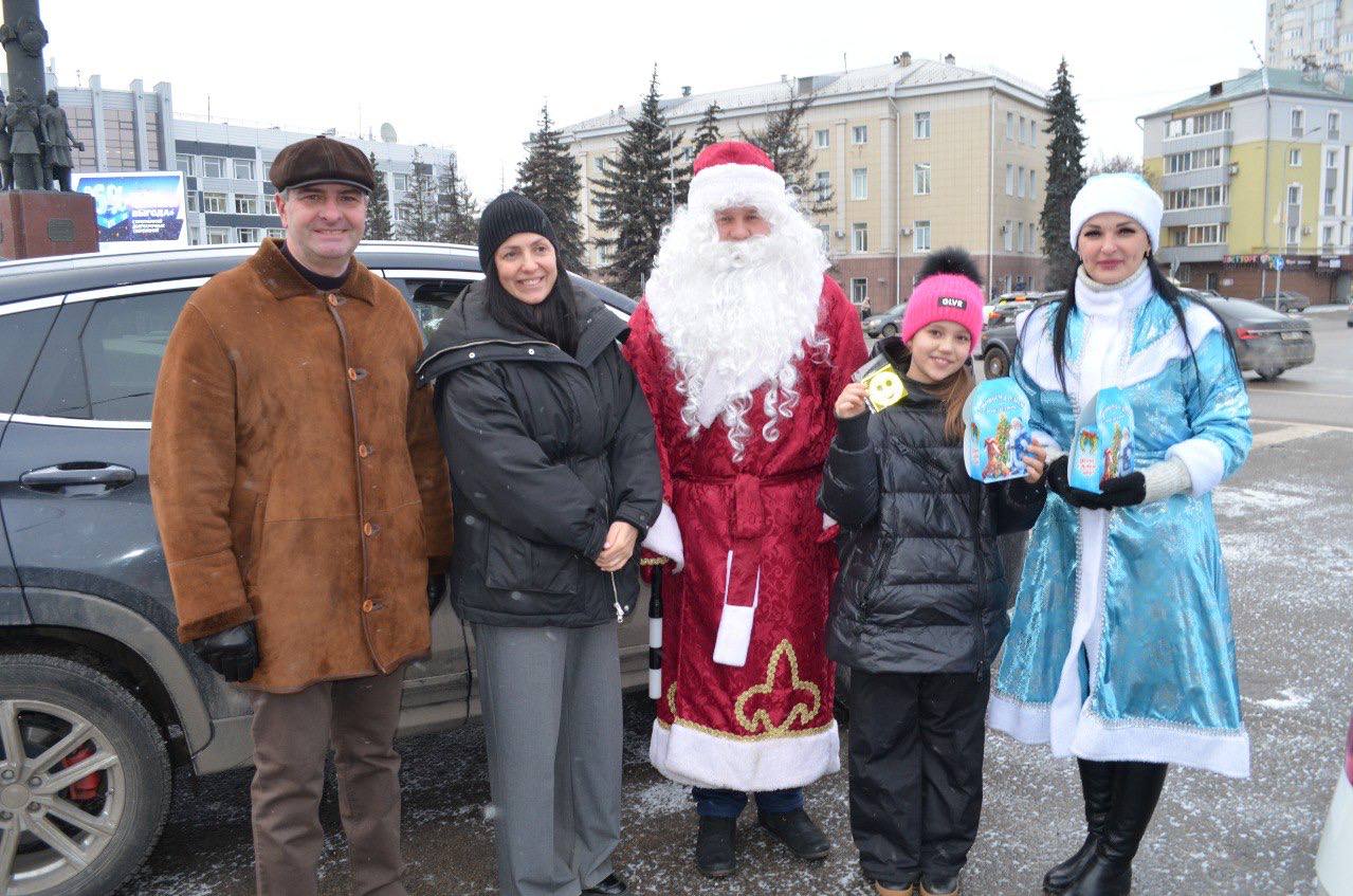 «Сказочный патруль» на дорогах Липецка: полицейские и общественники присоединились к участию в новогодней акции «Полицейский Дед Мороз» «Сказочный патруль» на дорогах Липецка: полицейские и общественники присоединились к участию в новогодней акции «Полицейский Дед Мороз»