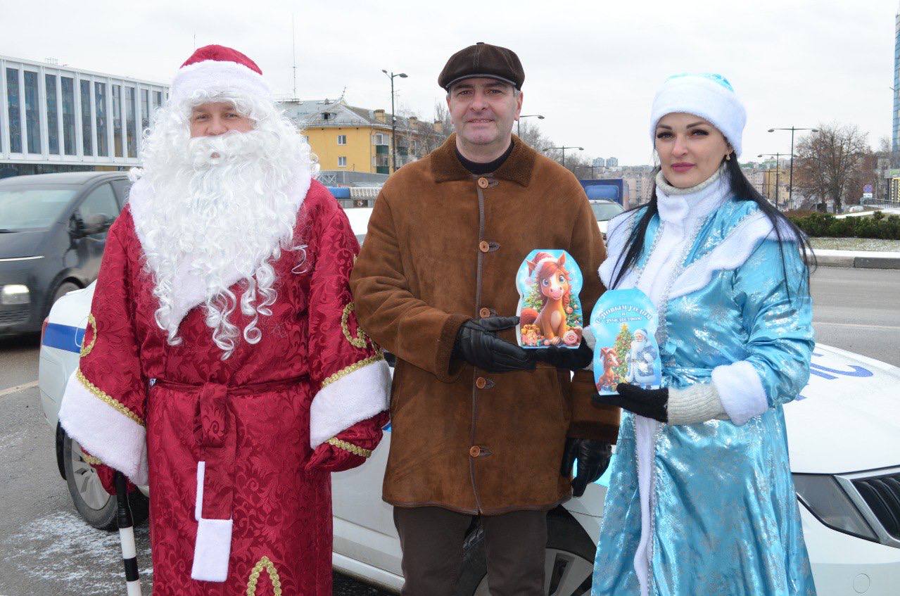 «Сказочный патруль» на дорогах Липецка: полицейские и общественники присоединились к участию в новогодней акции «Полицейский Дед Мороз» «Сказочный патруль» на дорогах Липецка: полицейские и общественники присоединились к участию в новогодней акции «Полицейский Дед Мороз»