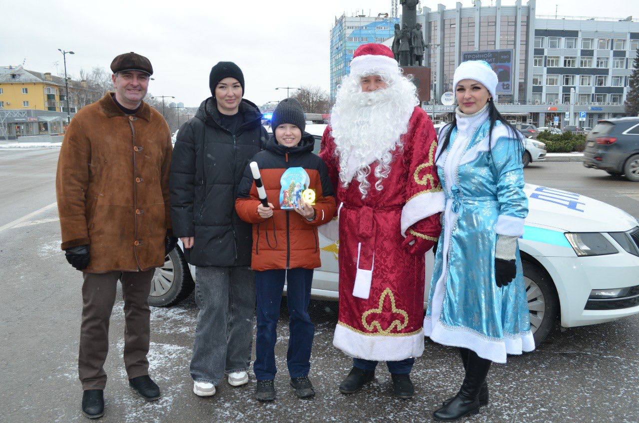 «Сказочный патруль» на дорогах Липецка: полицейские и общественники присоединились к участию в новогодней акции «Полицейский Дед Мороз» «Сказочный патруль» на дорогах Липецка: полицейские и общественники присоединились к участию в новогодней акции «Полицейский Дед Мороз»