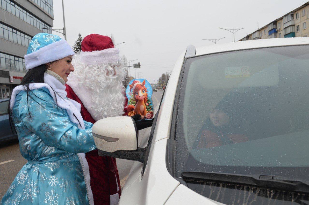 «Сказочный патруль» на дорогах Липецка: полицейские и общественники присоединились к участию в новогодней акции «Полицейский Дед Мороз» «Сказочный патруль» на дорогах Липецка: полицейские и общественники присоединились к участию в новогодней акции «Полицейский Дед Мороз»