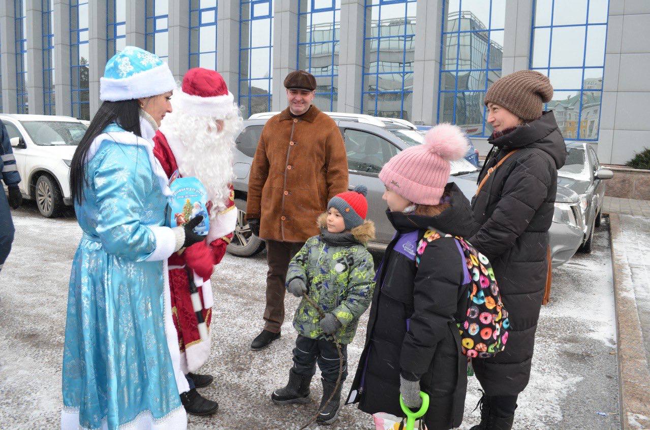 «Сказочный патруль» на дорогах Липецка: полицейские и общественники присоединились к участию в новогодней акции «Полицейский Дед Мороз» «Сказочный патруль» на дорогах Липецка: полицейские и общественники присоединились к участию в новогодней акции «Полицейский Дед Мороз»