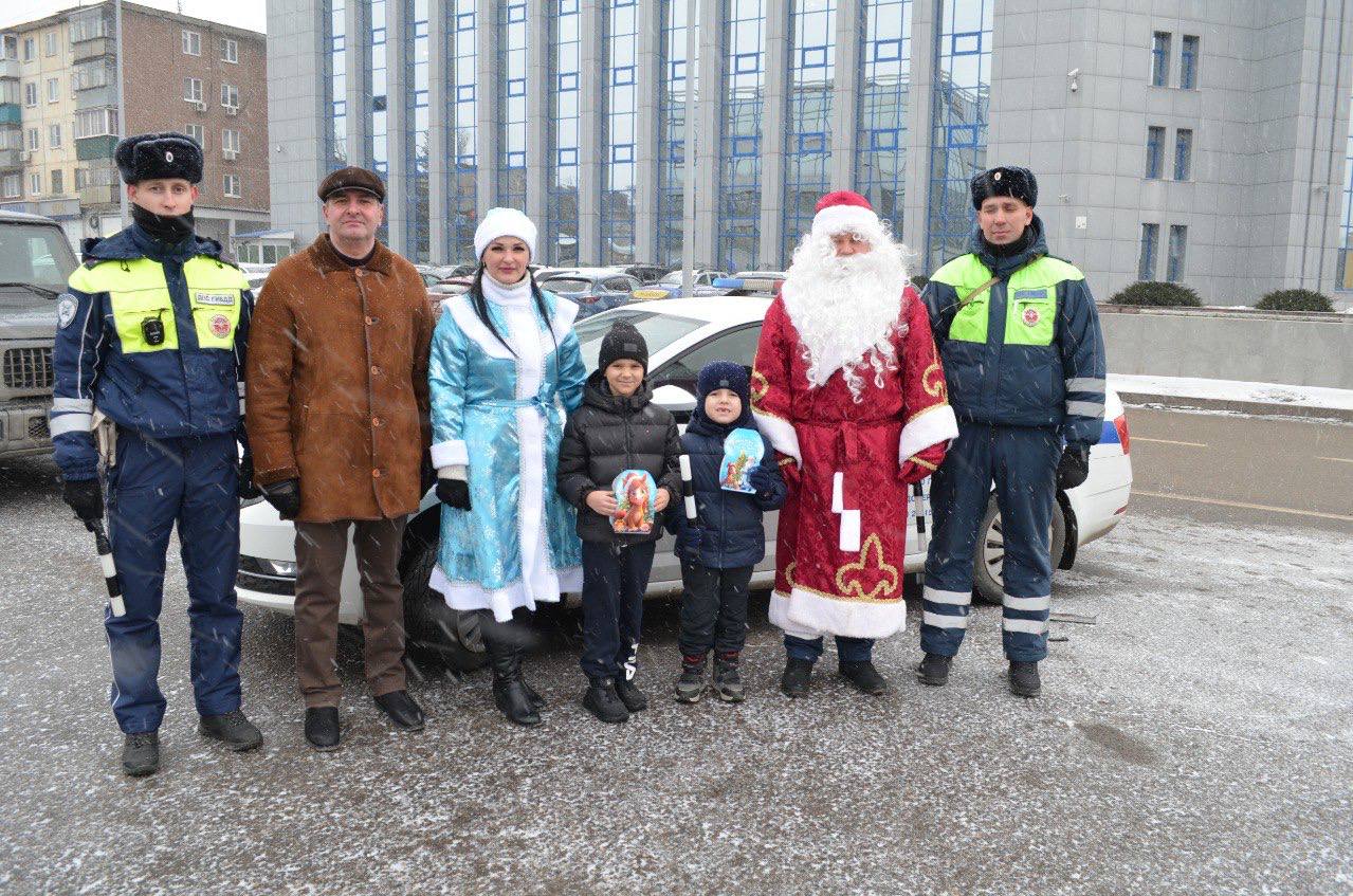 «Сказочный патруль» на дорогах Липецка: полицейские и общественники присоединились к участию в новогодней акции «Полицейский Дед Мороз» «Сказочный патруль» на дорогах Липецка: полицейские и общественники присоединились к участию в новогодней акции «Полицейский Дед Мороз»