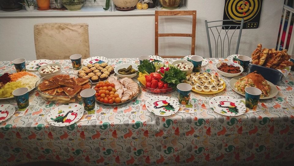 Как украсить новогодний стол в 2025 году: вкусные идеи и рецепты