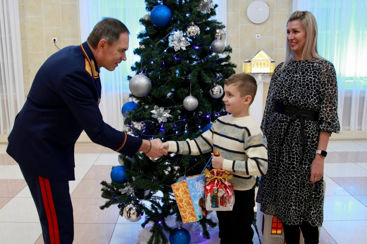 Руководитель СУ СК России по Липецкой области исполнил новогоднее желание сына защитника Отечества Руководитель СУ СК России по Липецкой области исполнил новогоднее желание сына защитника Отечества