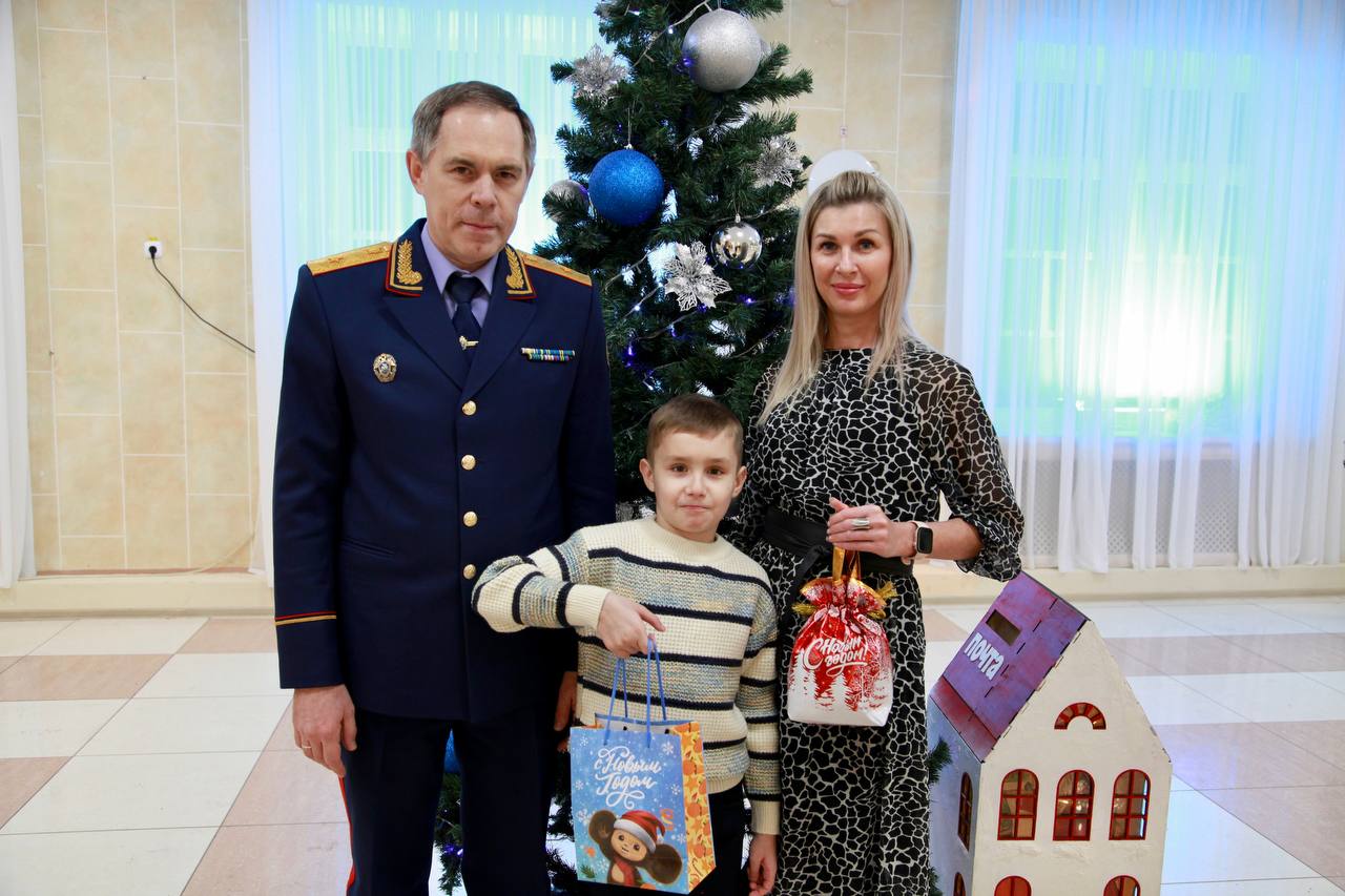 Руководитель СУ СК России по Липецкой области исполнил новогоднее желание сына защитника Отечества Руководитель СУ СК России по Липецкой области исполнил новогоднее желание сына защитника Отечества