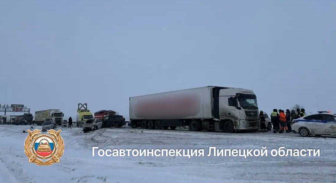 В Елецком районе на 381 км автомобильной дороги М4 -Дон произошло массовое ДТП с участием более 10 автомобилей В Елецком районе на 381 км автомобильной дороги М4 -Дон произошло массовое ДТП с участием более 10 автомобилей