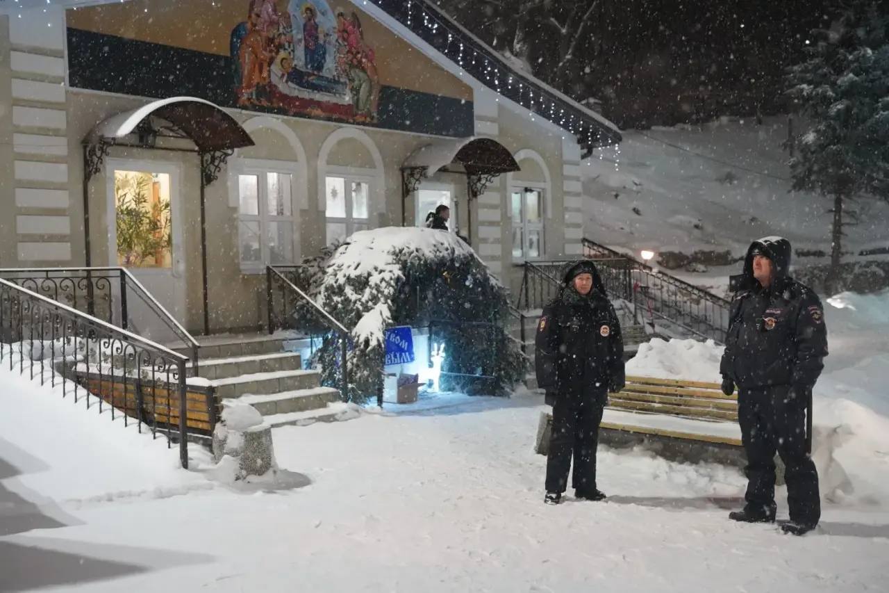В Липецкой области в целях обеспечения общественного порядка и безопасности граждан в Новогоднюю ночь и во время празднования Рождества Христова во всех населенных пунктах региона в усиленном режиме осуществляли дежурство... В Липецкой области в целях обеспечения общественного порядка и безопасности граждан в Новогоднюю ночь и во время празднования Рождества Христова во всех населенных пунктах региона в усиленном режиме осуществляли дежурство...