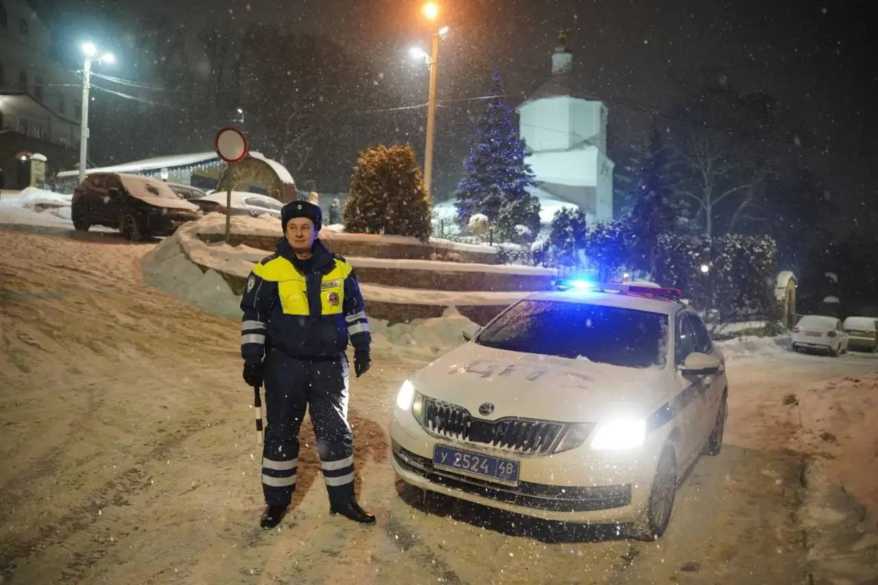В Липецкой области в целях обеспечения общественного порядка и безопасности граждан в Новогоднюю ночь и во время празднования Рождества Христова во всех населенных пунктах региона в усиленном режиме осуществляли дежурство... В Липецкой области в целях обеспечения общественного порядка и безопасности граждан в Новогоднюю ночь и во время празднования Рождества Христова во всех населенных пунктах региона в усиленном режиме осуществляли дежурство...
