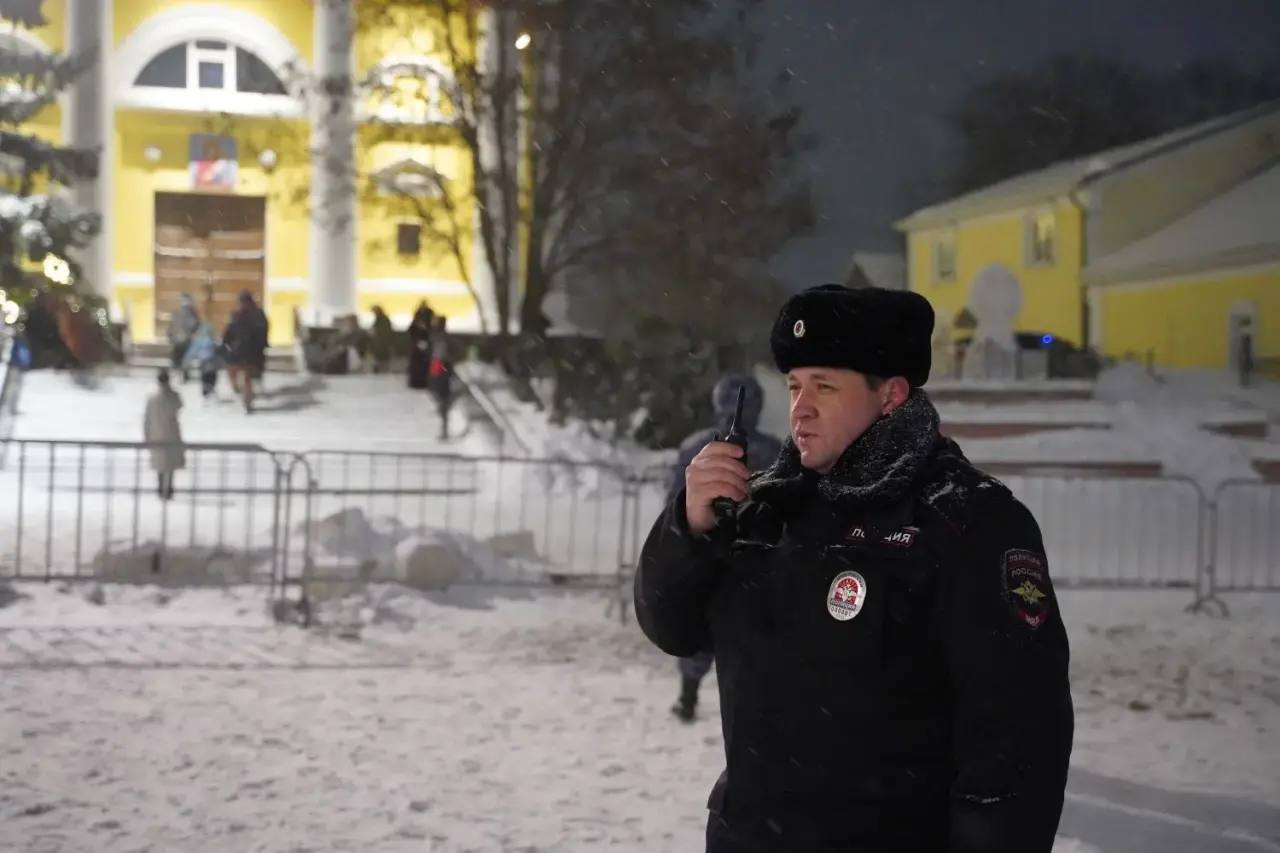 В Липецкой области в целях обеспечения общественного порядка и безопасности граждан в Новогоднюю ночь и во время празднования Рождества Христова во всех населенных пунктах региона в усиленном режиме осуществляли дежурство... В Липецкой области в целях обеспечения общественного порядка и безопасности граждан в Новогоднюю ночь и во время празднования Рождества Христова во всех населенных пунктах региона в усиленном режиме осуществляли дежурство...