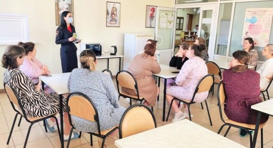 В Липецке автоинспекторы провели обучающее занятие в областном перинатальном центре