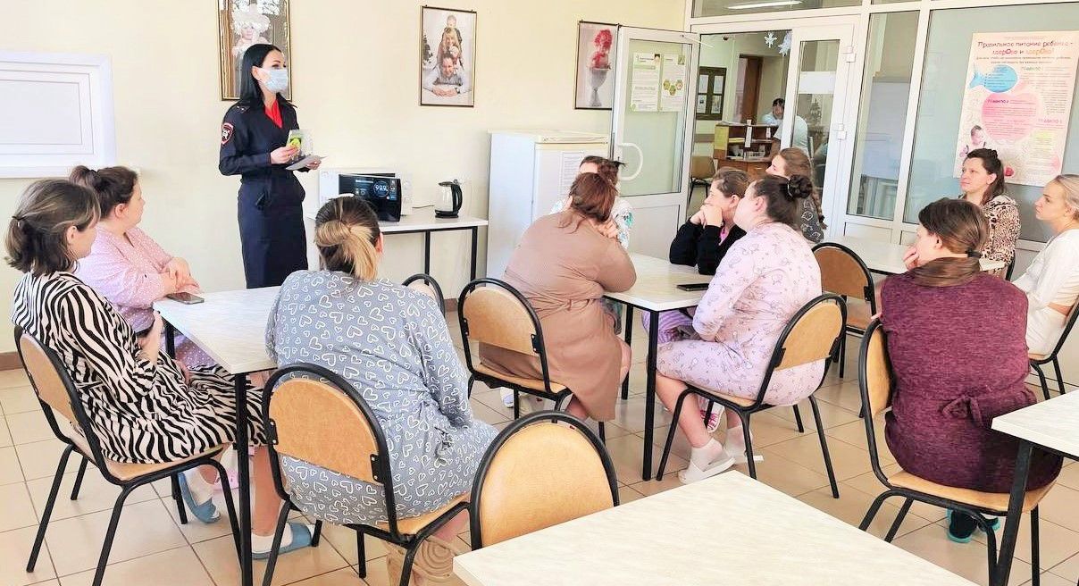 В Липецке автоинспекторы провели обучающее занятие в областном перинатальном центре