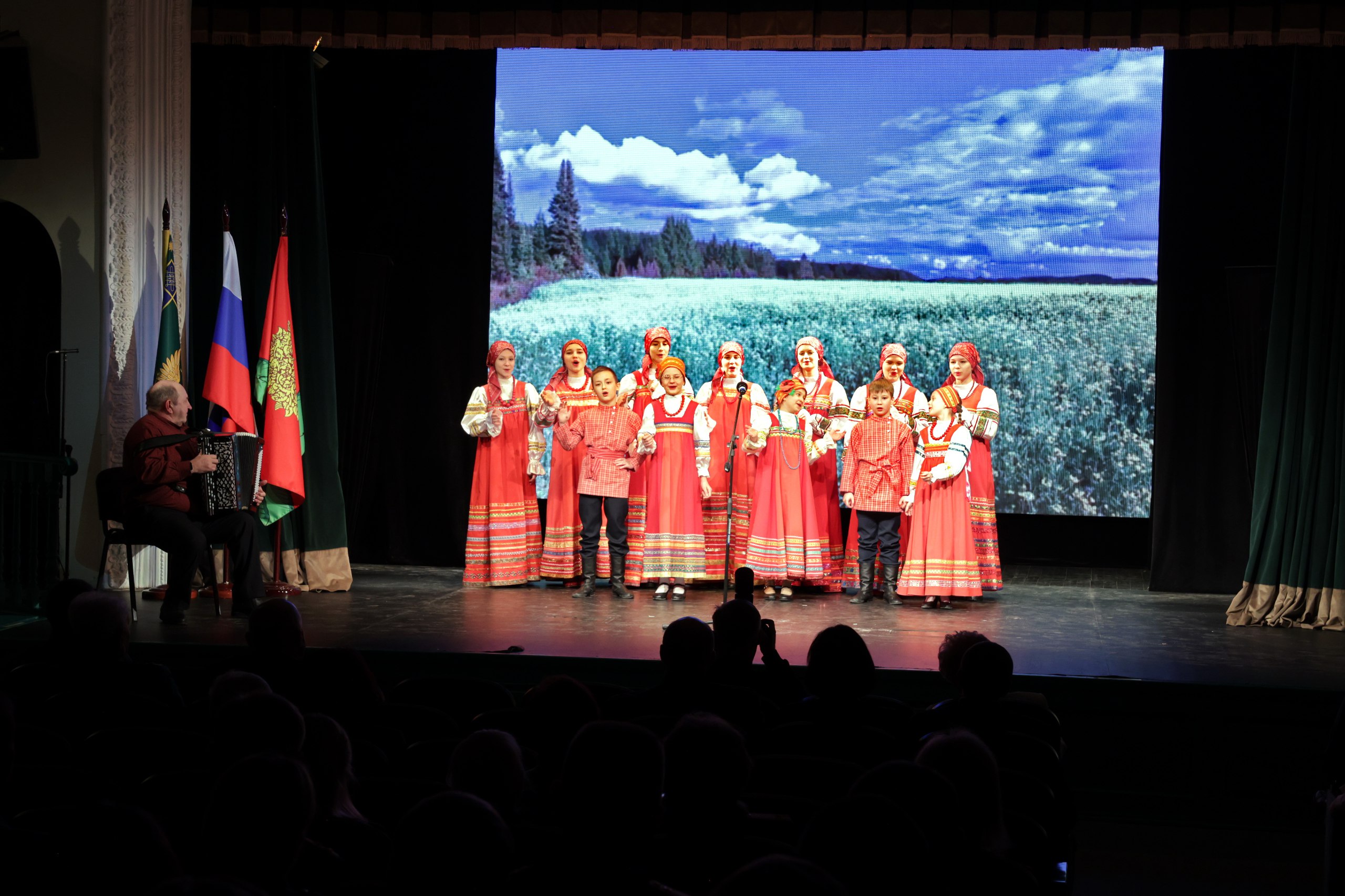 Вице-спикер облсовета Владимир Богодухов вручил награды лучшим следователям региона Вице-спикер облсовета Владимир Богодухов вручил награды лучшим следователям региона