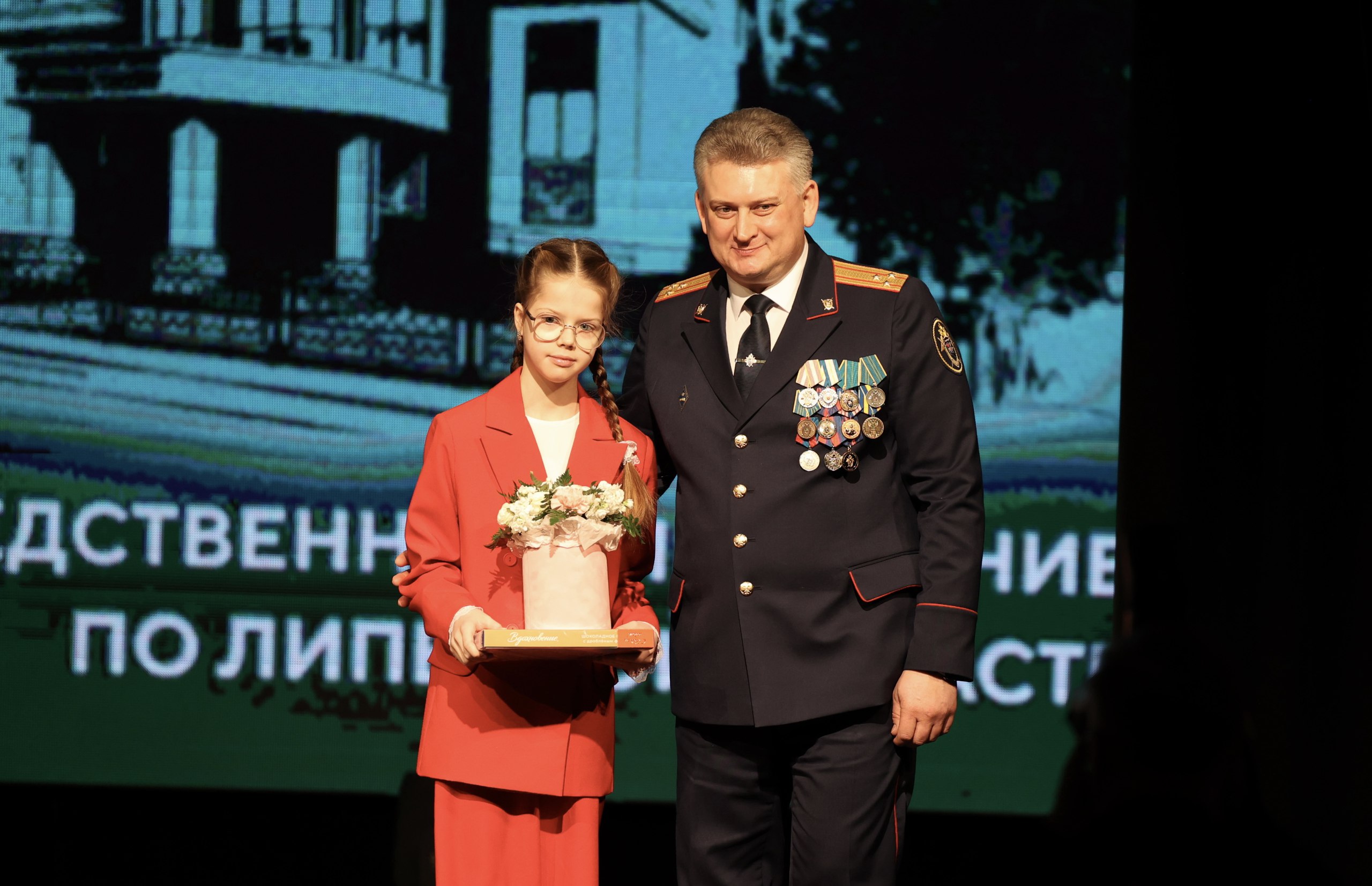 Вице-спикер облсовета Владимир Богодухов вручил награды лучшим следователям региона Вице-спикер облсовета Владимир Богодухов вручил награды лучшим следователям региона