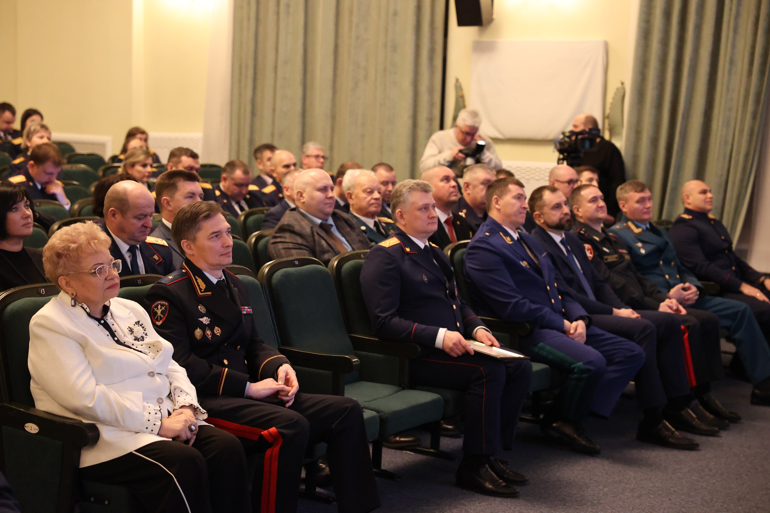 Вице-спикер облсовета Владимир Богодухов вручил награды лучшим следователям региона Вице-спикер облсовета Владимир Богодухов вручил награды лучшим следователям региона