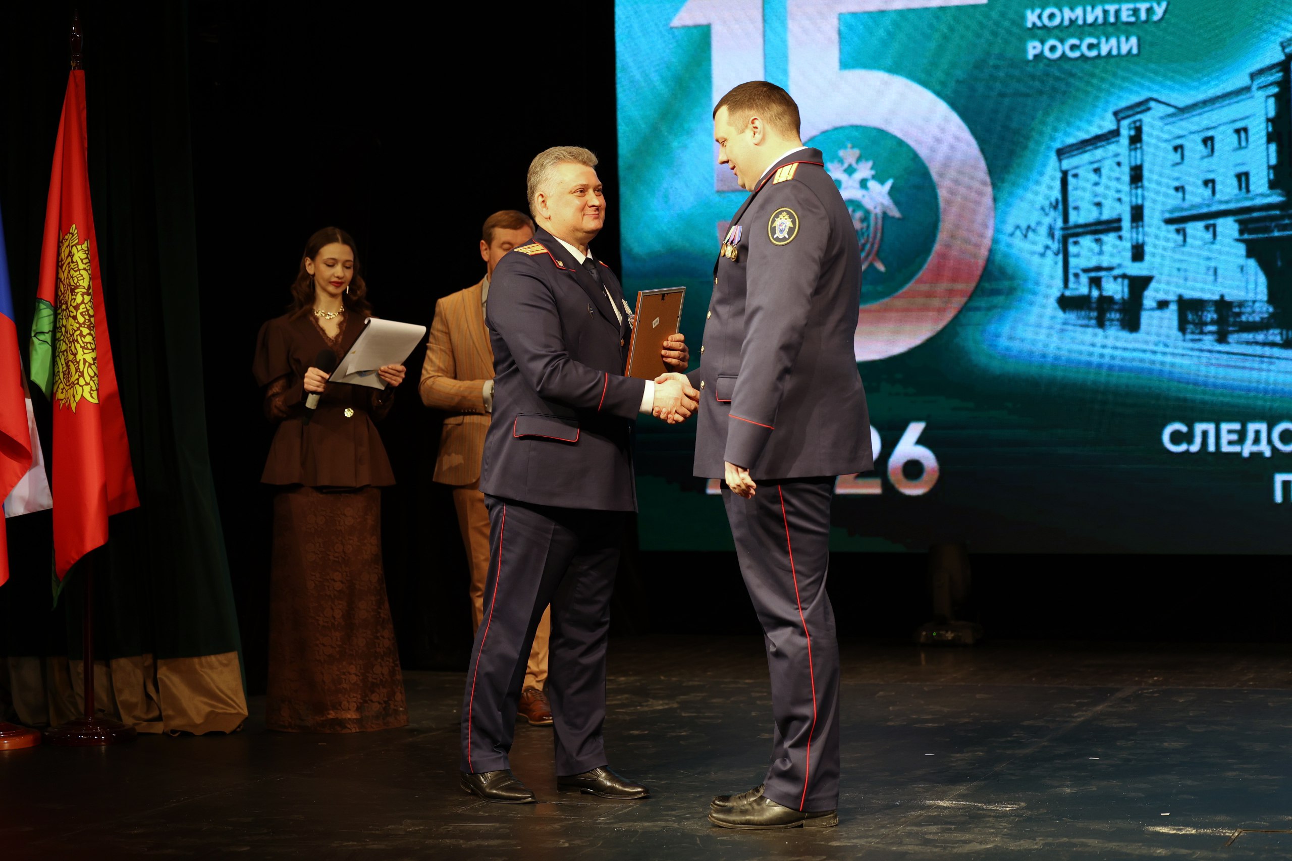 Вице-спикер облсовета Владимир Богодухов вручил награды лучшим следователям региона Вице-спикер облсовета Владимир Богодухов вручил награды лучшим следователям региона