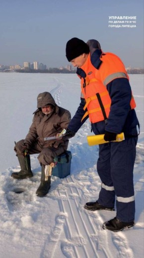 Липецкие спасатели напомнили рыбкам о безопасном поведении на льду