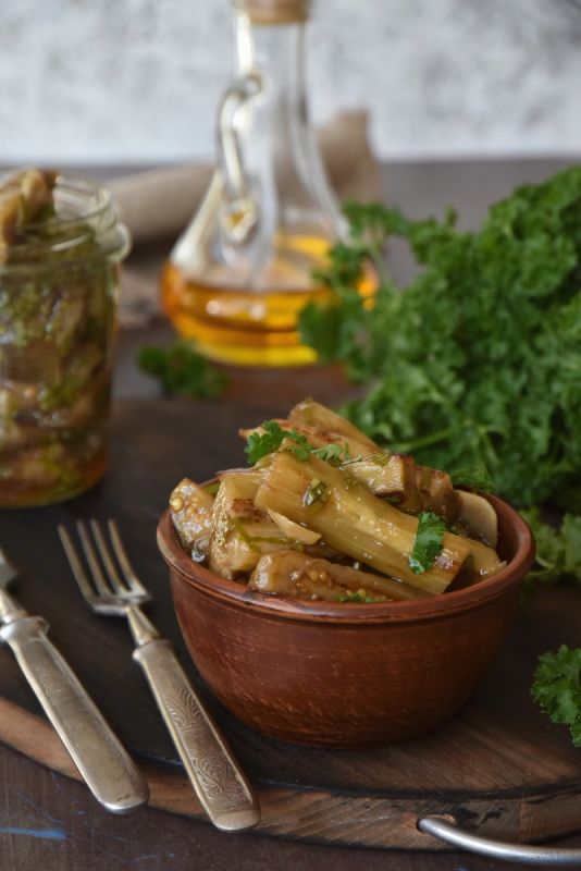 Вкуснейшие суточные маринованные баклажаны: добавьте зелени для яркости