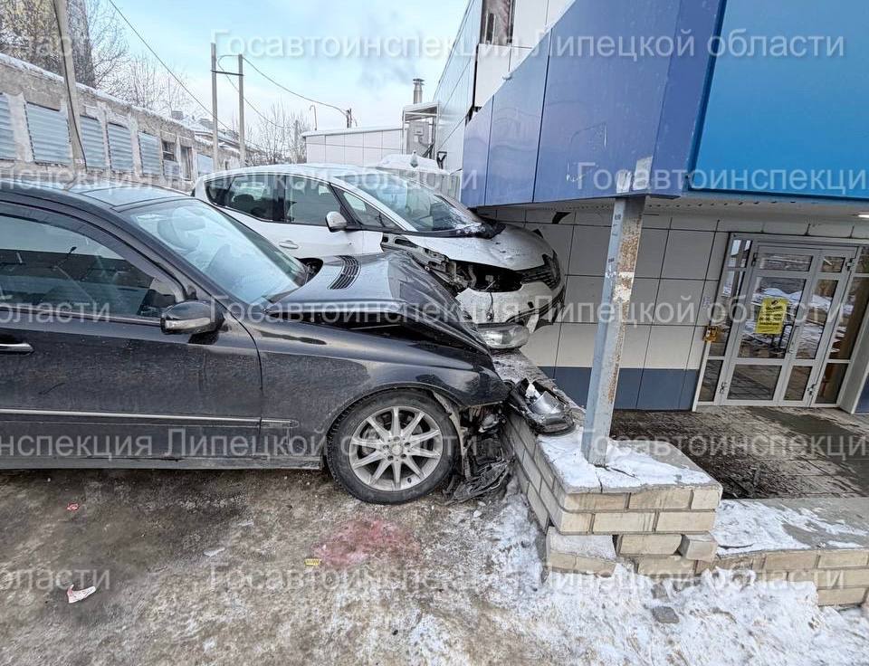 Полицейские Липецка устанавливают обстоятельства ДТП, в котором пострадал водитель автомобиля Полицейские Липецка устанавливают обстоятельства ДТП, в котором пострадал водитель автомобиля