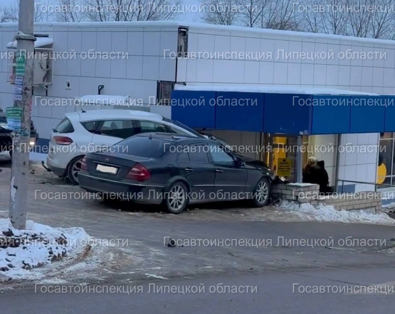 Полицейские Липецка устанавливают обстоятельства ДТП, в котором пострадал водитель автомобиля