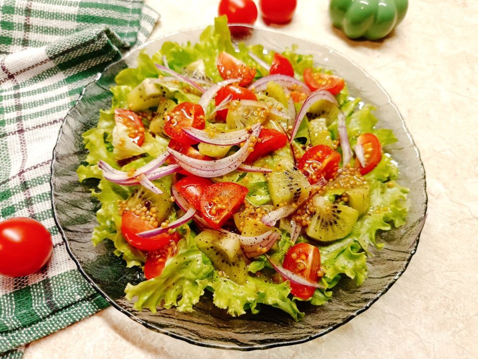 Салат из помидоров и киви: легкость и свежесть в одном блюде