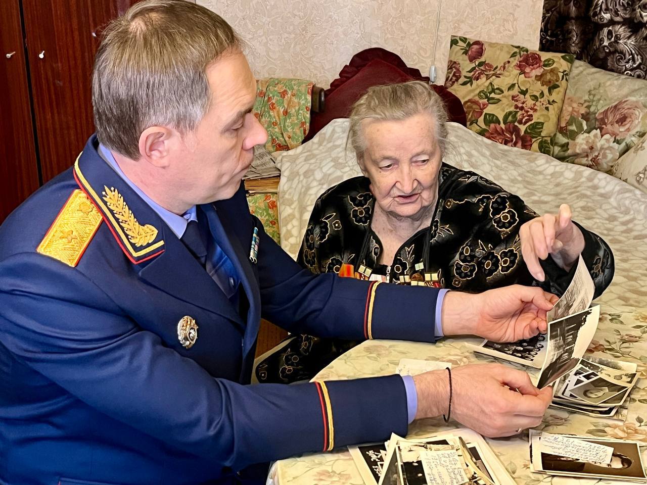 Руководитель СУ СК России по Липецкой области поздравил блокадницу Ленинграда с памятной датой Руководитель СУ СК России по Липецкой области поздравил блокадницу Ленинграда с памятной датой