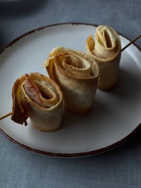 Рулеты из тортильи с беконом и сыром — простая закуска