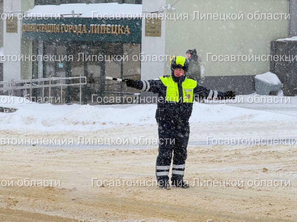 В связи с ухудшением погодных условий в виде сильного снега и метели и осложнением дорожной обстановки на спусках и подъемах, в целях предупреждения ДТП сотрудники Госавтоинспекции осуществляют регулировочные действия на...